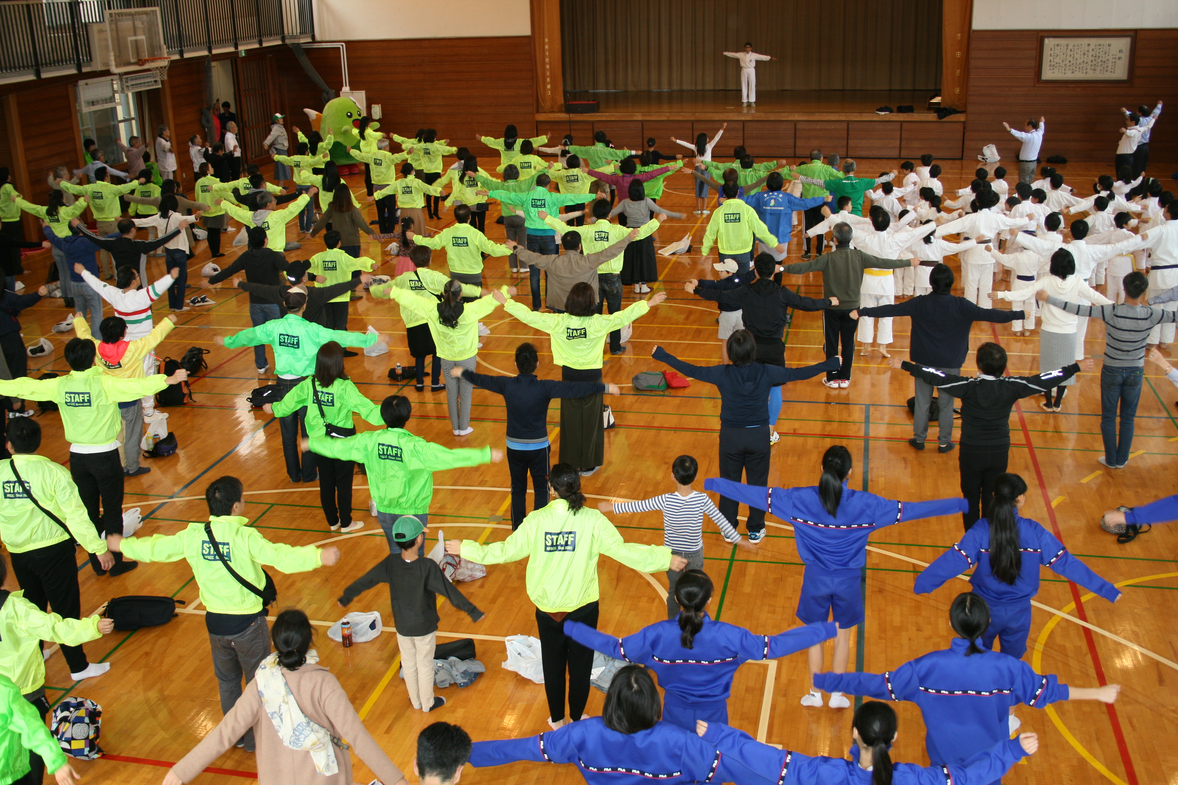 世田谷区ラジオ体操連盟 山上 睦子さんの模範演技でラジオ体操